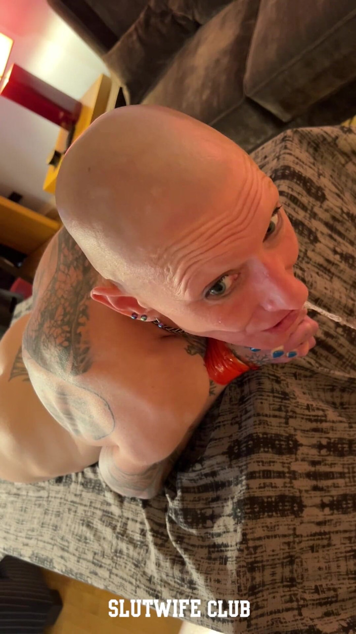 Slutwife Club: Vilja legată cu palme pe față strâmte, Biciuri, Întindere a gâtului și...