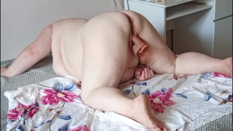 Zona901: Neighbor Relaxes While Masturbating Her Big Pussy with Toys