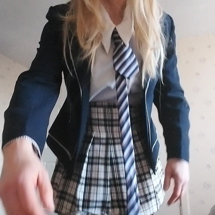 Cindy Belfast: Opgepopte studente mietje minces en toont haar clitty