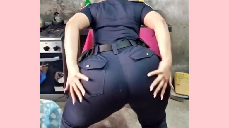 Xprohibidox1: Cặp mông to trong chiếc váy màu hồng di chuyển...