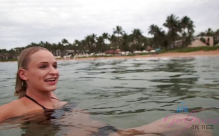 ATK Girlfriends: Vacances virtuelles à Hawaï avec Emma Hix 1/16