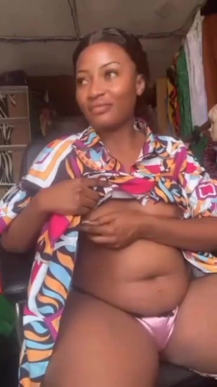 Me and my new slut: उत्तेजित मम्मी अपनी दुकान के अंदर हस्तमैथुन कर रही है, सार्वजनिक मास्टरबेशन चीनी मम्मी