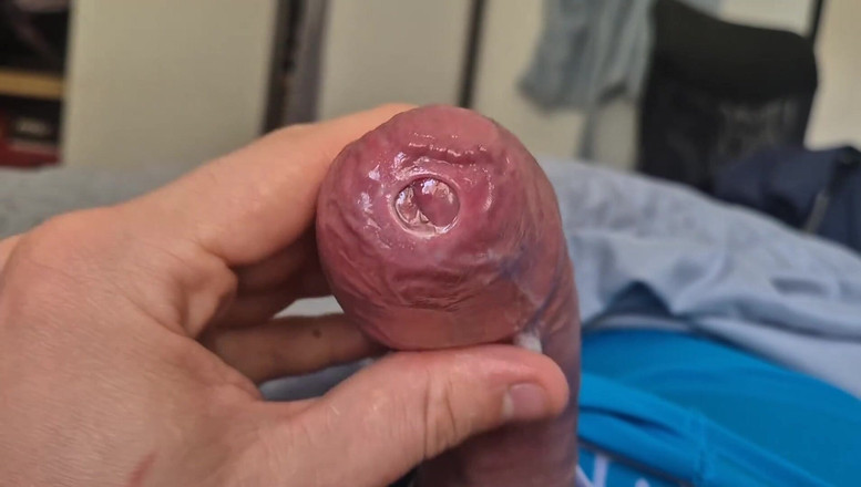 GloomyChase977: 包茎鸡巴 precum 滴特写