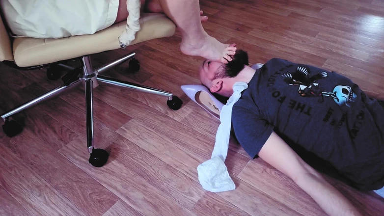 FoxyAndZaz: I Made the Guy Lick My Shoes and Suck on...
