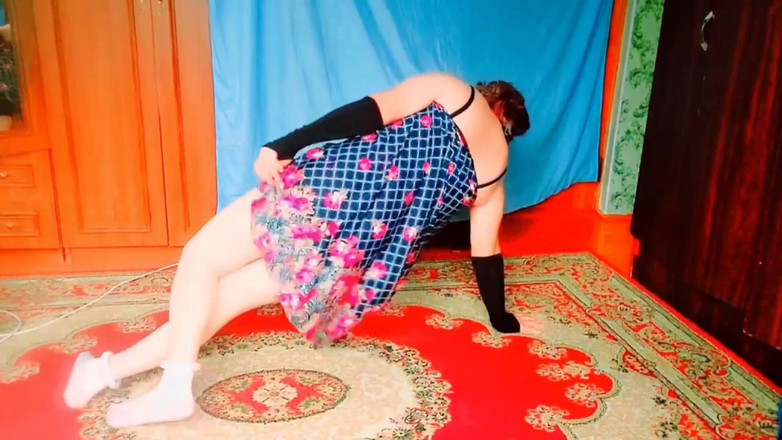 Kitty_Cross: चंचल किन्नर छोटी पोशाक में टखने के कंगन दिखा रही है