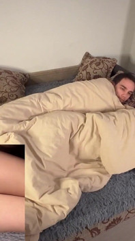 Madrastra y hijastro comparten cama, madrastra real folla ruso con conversaciones