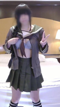 Baker pejabat dalam cosplay Kitakami mendedahkan sisi bermain-mainnya dalam persembahan solo yang mengejutkan kedua