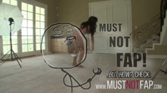 Leon Lambert Girls Twerk Parties CFNM: Una bellissima giovane studentessa del college con la figa stretta...