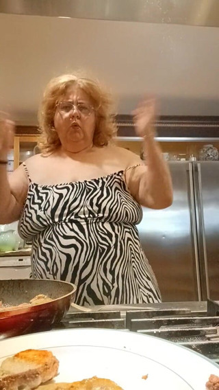 BBW nurse Vicki adventures with friends: Cucinando le costole di maiale per cena e esibizionismo mentre...