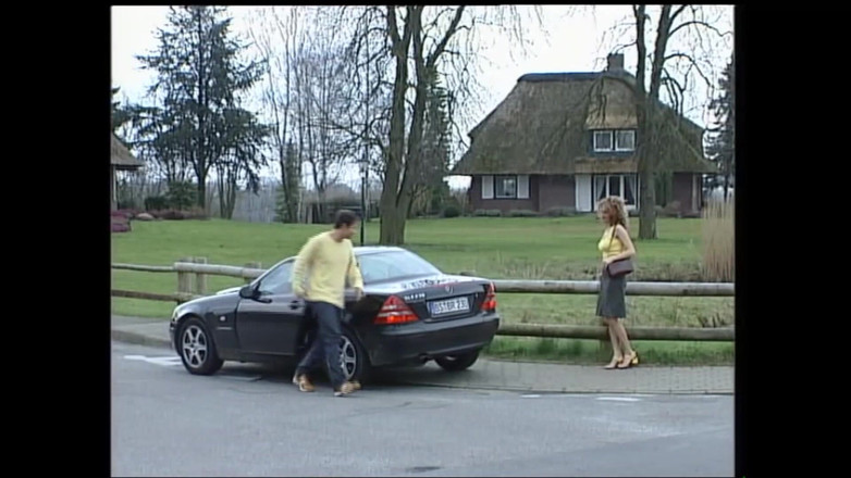 Deutschland porn: Dwie napalone dziwki z kolczykiem w jej cipce uprawiają seks
