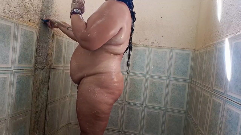 Adribella69: Uma gordinha com uma bunda grande está tomando um bom...