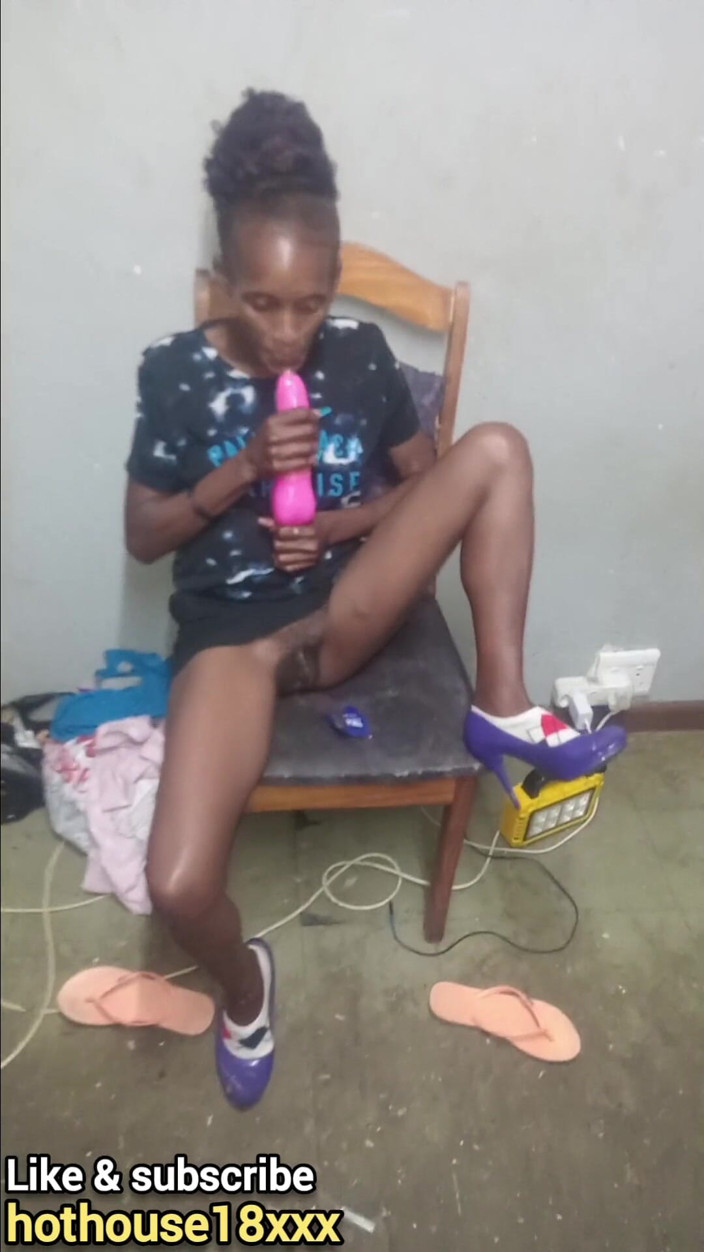 hothouse18xxx: Cewek nakal ini lagi asik muasin memeknya pakai vibrator di...
