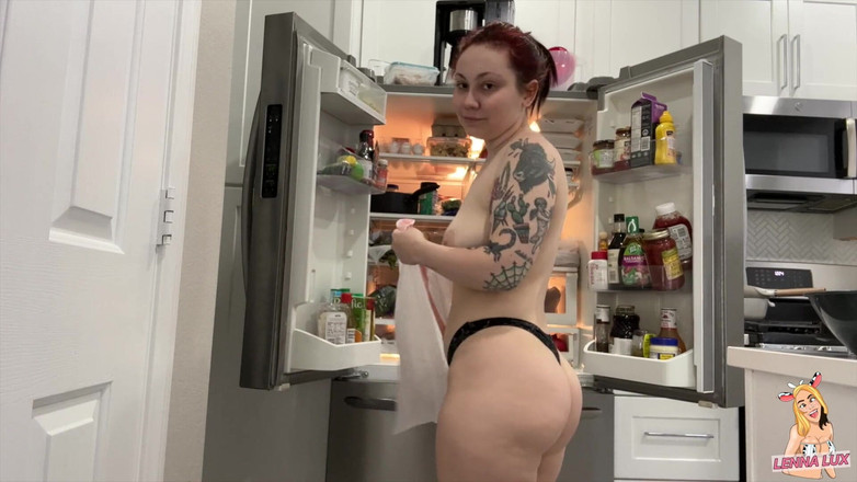 Lenna Lux: Faccende nude - frigorifero per la pulizia