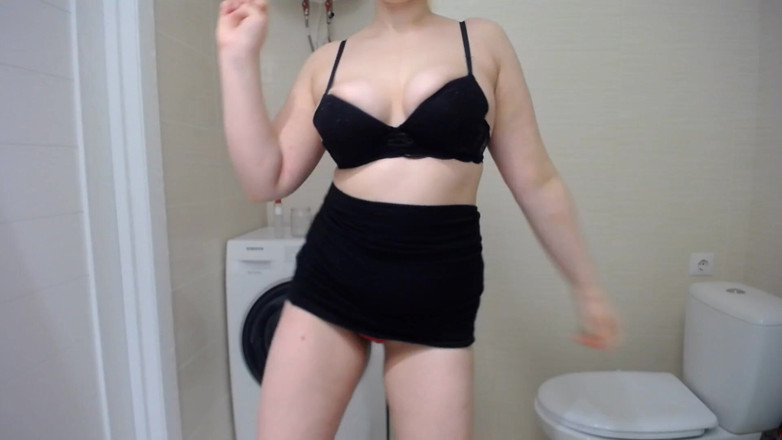 JuiceLussie: 욕조에서 춤을 추는 큰 엉덩이
