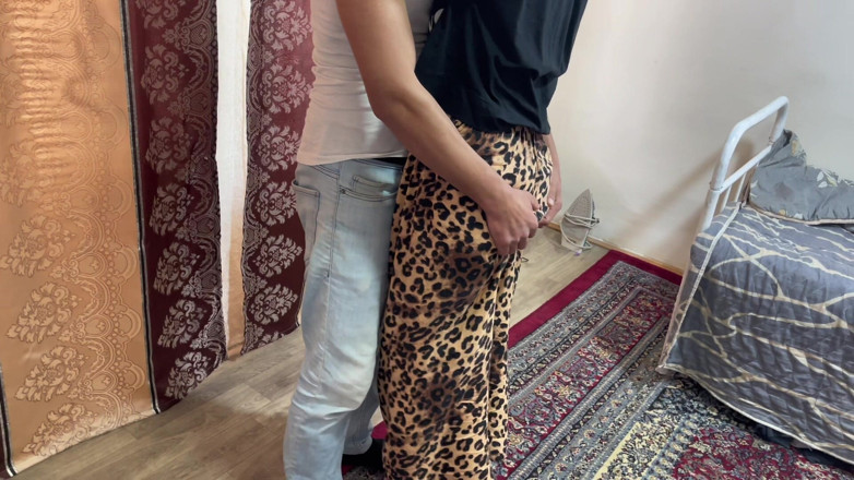 Roben: La única chica aburrida en casa se folló a su vecino