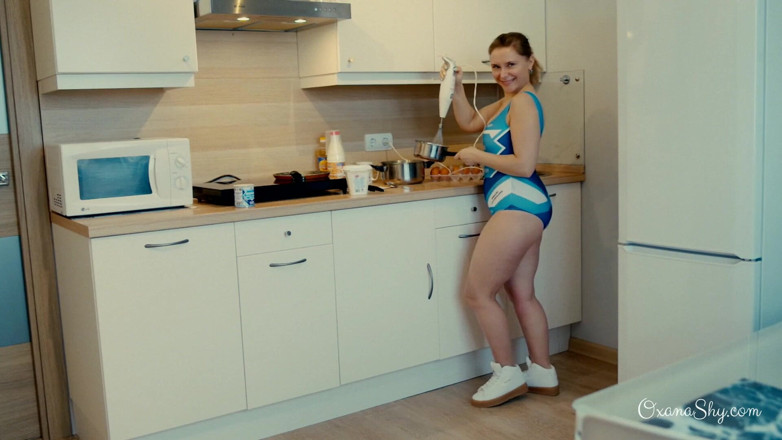 MILF Oxana: Oxana's culinary show - Sweet Oxana