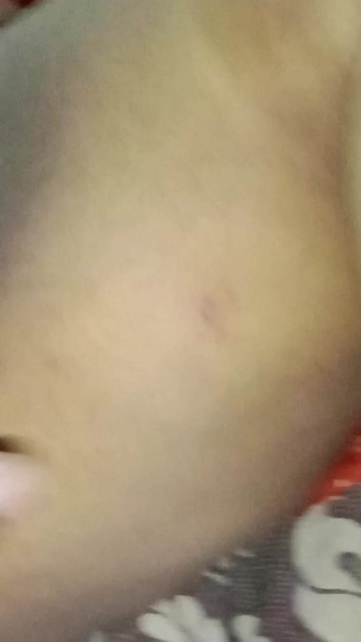 Tamil Anti Uma235: Cipka mojej macochy została masowana olejkiem i palcami.