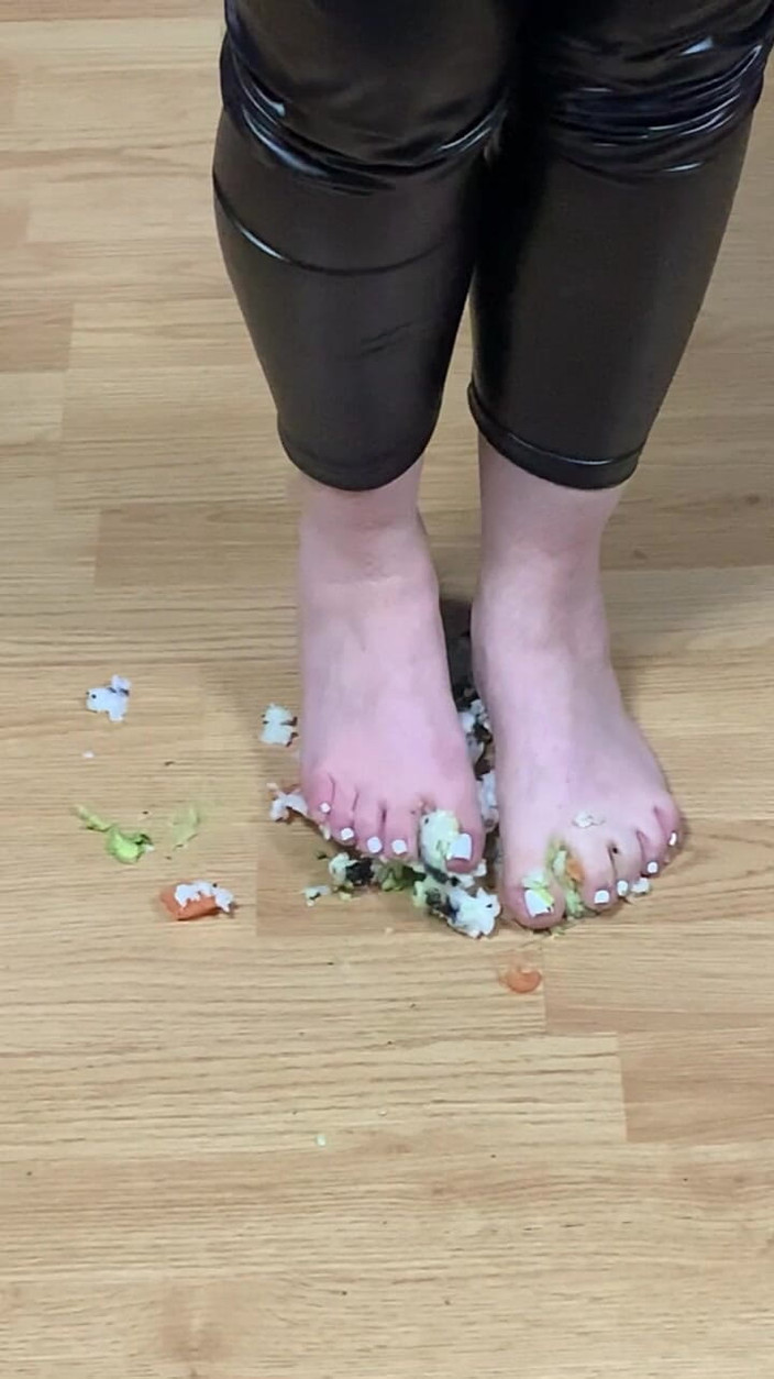 Maitresse Clara: Anh ấy lấy bữa ăn của mình nhờ bàn chân của tôi...