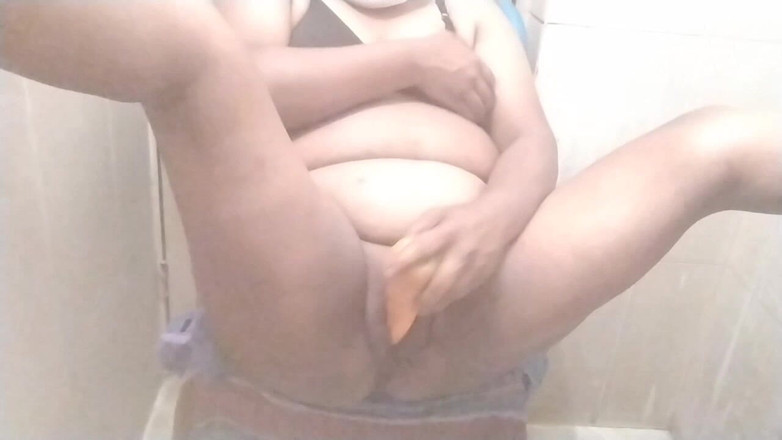 sexymusia1998: Un moment amuzant al cumnatei lovind-o cu un morcov atractiv