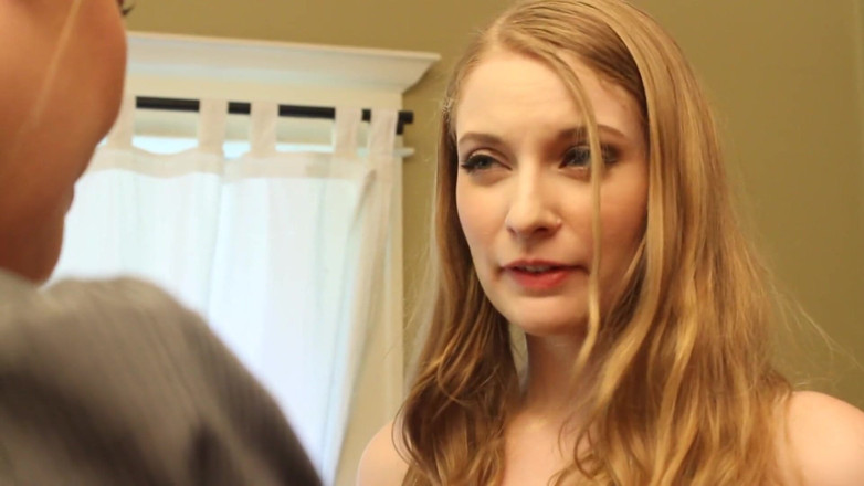 Delicious Girl Threesomes: セクシーな赤ん坊は、レズビアン三人組を持つために彼女の恋人の友人を招待するのが大好きです