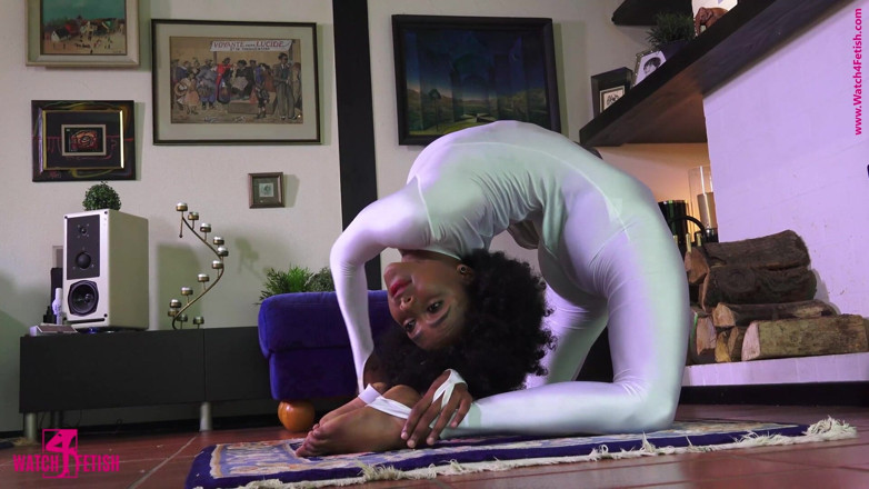 Gymnastic: Acrobatiek in een witte Zentai-catsuit