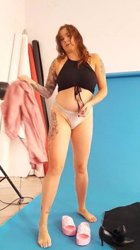 La mamma con enormi seni fa uno spogliarello e si veste in calze mentre si tocca.
