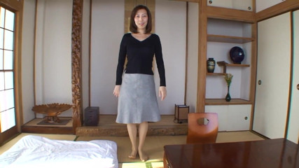 Asiatiques: Brunette asian milf stripping and showing what she's got