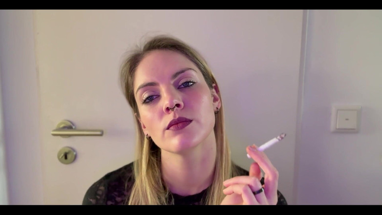 Naughty Natascha: Zblízka Kouření v černé krajce