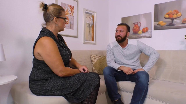 Deutschland porn: Giovane stallone scopa una milf sexy!