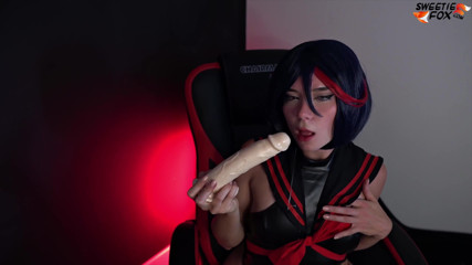 Sweetie Fox: Ryuko Matoi se fute cu un vibrator imens în pizdă și gură