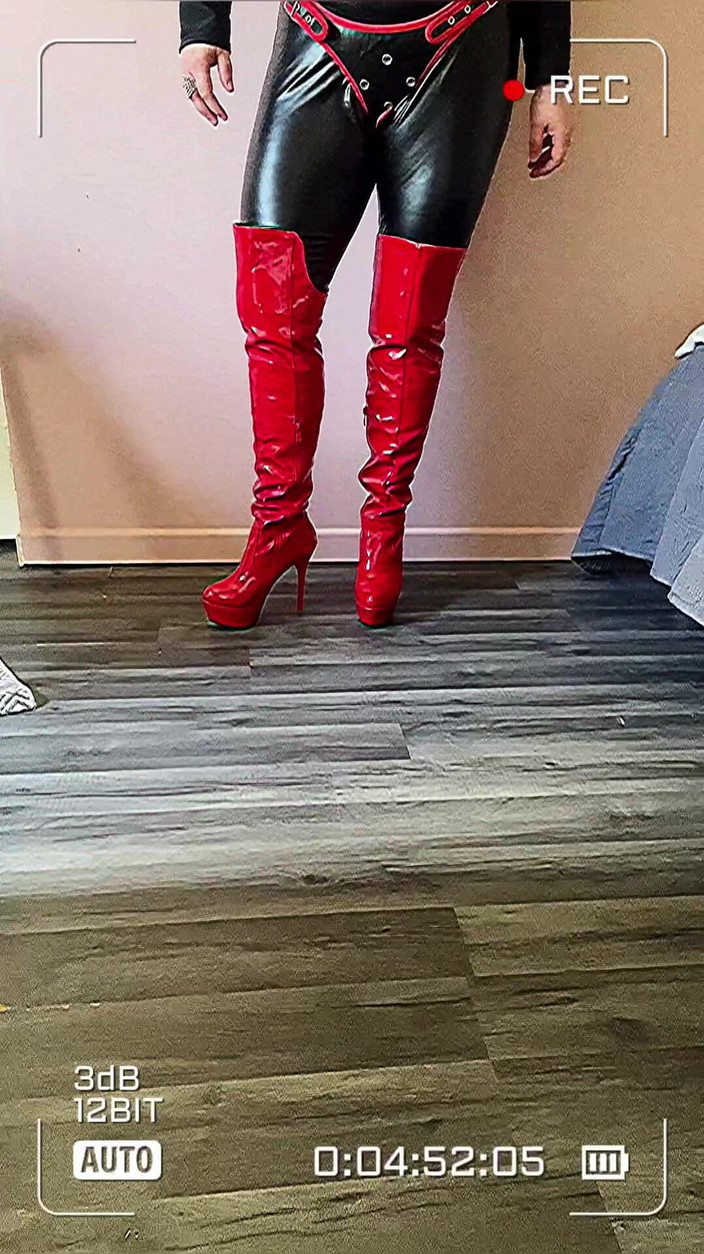 Maitresse Clara: 我全身心投入到我的大腿高靴上