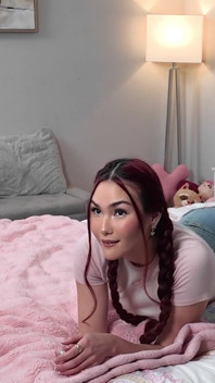 Nena de tetas hinchadas puede hacer un desastre detrás de la cama - Scarlette Moon