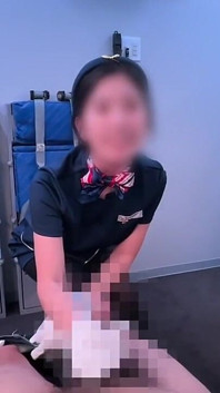 Stewardess en vliegtuigseks ze laat me keer op keer rechtop staan totdat ik op de rand van ejaculatie sta