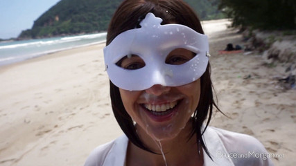 Bruce-and-Morgan: Piscio e facciale in spiaggia