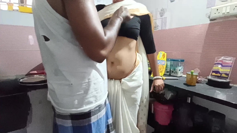 Inba: Bini rumah India Selatan berkongkek di dapur dengan jiran