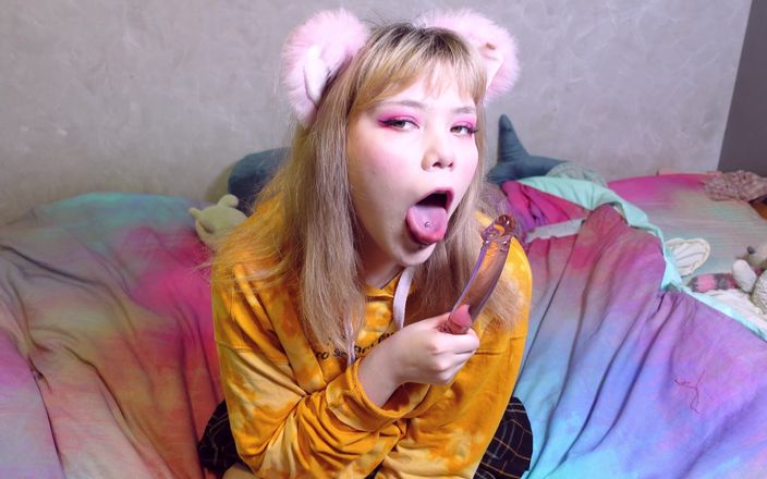 Furiyssh: Kitty dễ thương chơi với một đồ chơi bằng thủy tinh
