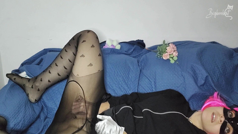 BigBoobCat: Sledujte, jak škádlím moje velká prsa, zatímco nosím moji malou masku