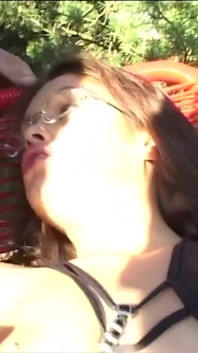L'arrapante ragazza asiatica si fa sborrare sui piedi da sconosciuti