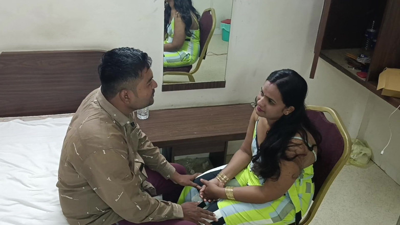 Horny Indian Couple: Prsatá desi indická MILF manželka lízání kundičky a šukání sex