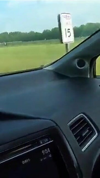 Starý muž vyzvedne roztleskávačku teen v parku a dostane hlavu