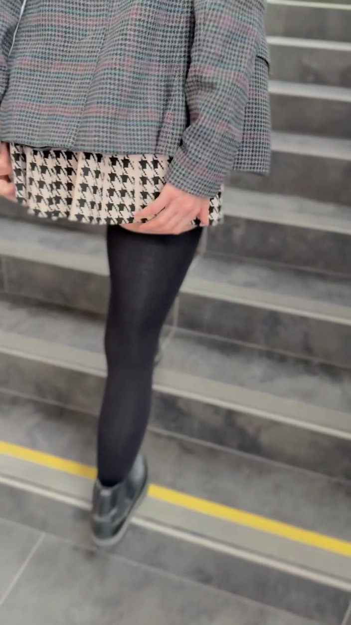 Sonya Pretty: Cammina senza mutandine