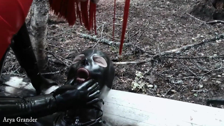 Arya Grander: Joc cu fetiș cu latex cu păpușă de cauciuc