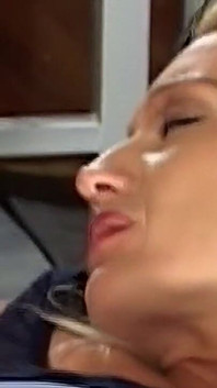 饥渴的金发熟女淫娃的阴户被厚厚的鸡巴抽插 - 中出