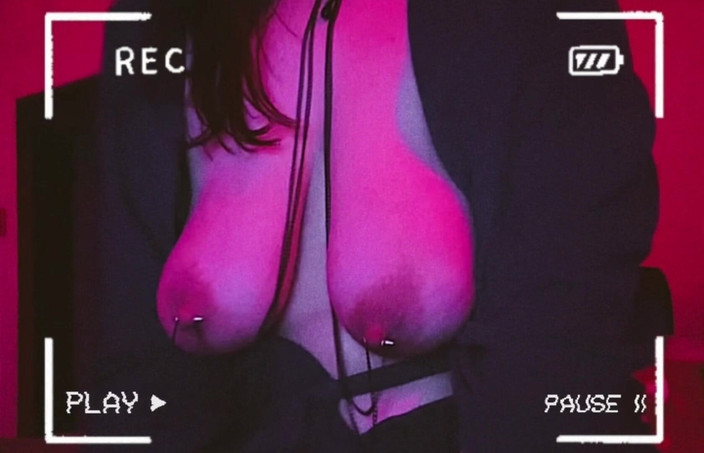 Mrs_KittyCat: MILF seksi bermain dengan buah dada bertindik