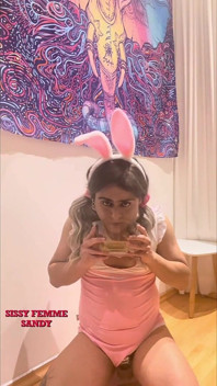 Chastity Sissy: Čůrání v bowlu a polykání (zajíček)