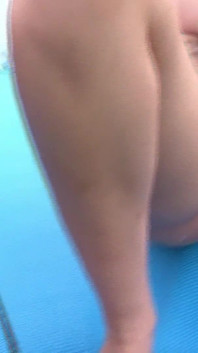 日本人の女の子のグループは、小便をする前に、いくつかの男をフェラし、おまんこを舐めてもらいます