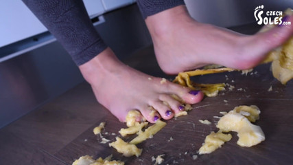 Czech Soles - foot fetish content: Schiacciare i frutti sotto i suoi sexy piedi nudi, pov