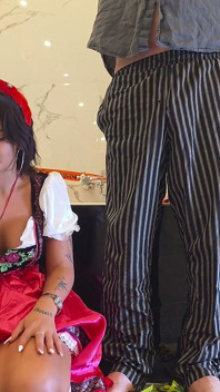 Éjaculation sur une fille de la fête d’octobre en dirndl après une branlette au ralenti avec des crachats sur une bite pour célébrer le festival correctement