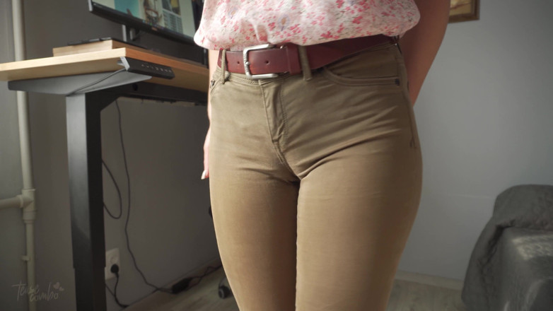 Teasecombo 4K: Colega traviesa mostrando coño mojado