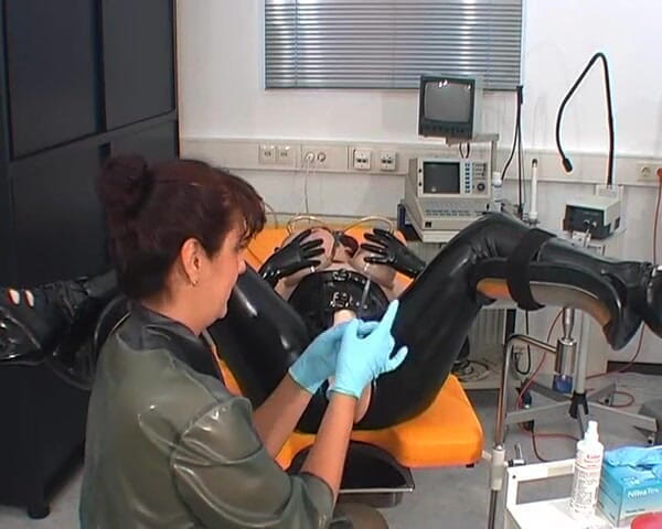 Rubber & Clinic Studio - 1ATOYS: Tvrdé injekce do fyziologického roztoku